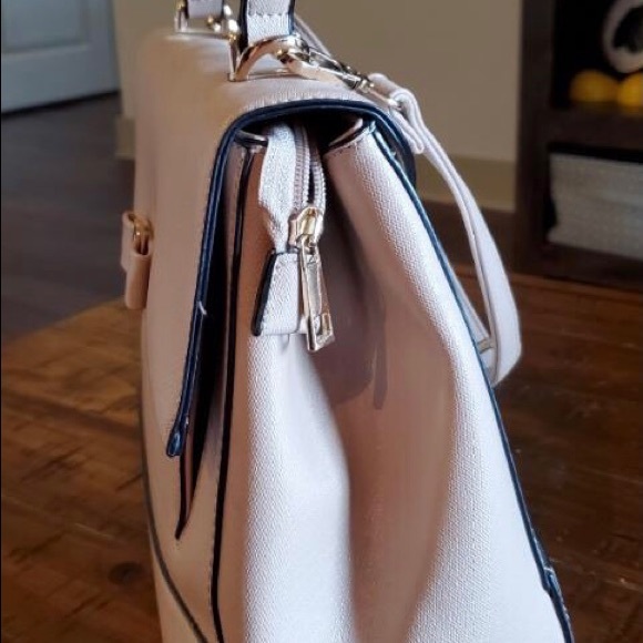 Super cute and spacious cross body baby pink bag - Picture 4 of 7